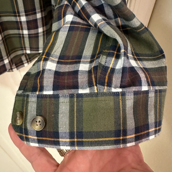 EUC J. Peterman 100% cotton flannel/plaid shirt in beautiful olive green pattern - Picture 3 of 6